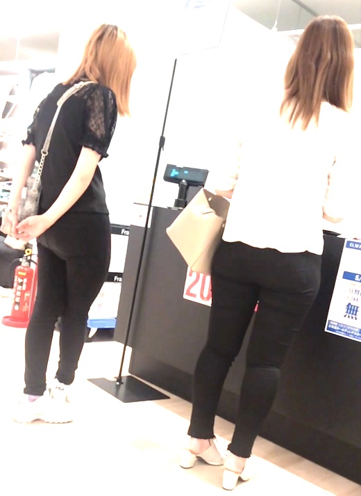 [Mature woman's ass & daughter's ass] The shape of the ass is [...]