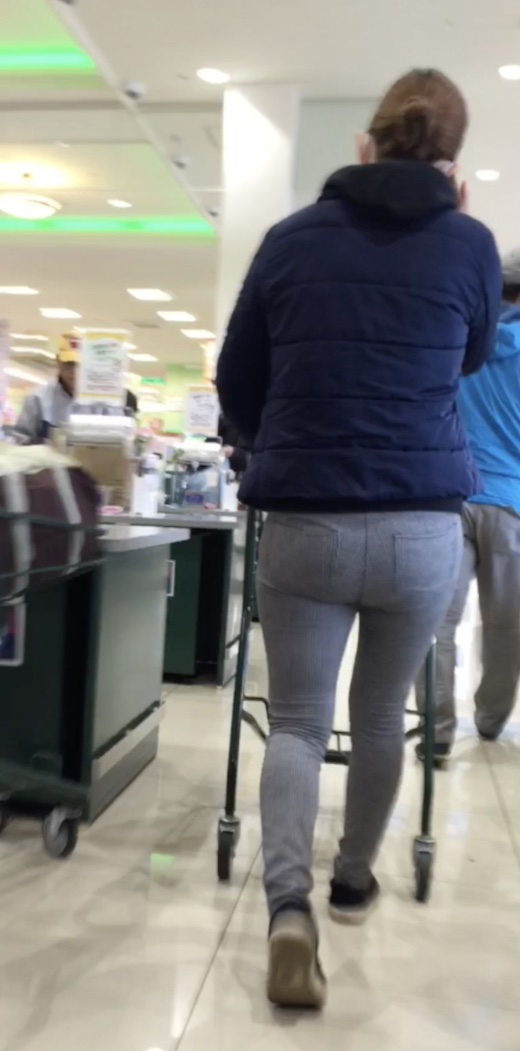 [Wife's butt] Checked tight pants, the shape of the ass is clear