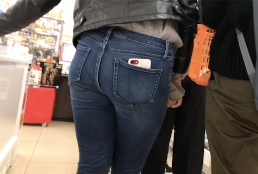 [Working lady denim butt] Waiting for the cashier at the convenience [...]