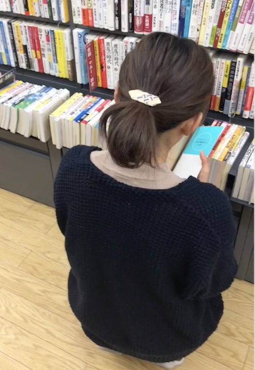 [Sister's ass] Black skinny pre-ass beauty OL sit-in reading and [...]