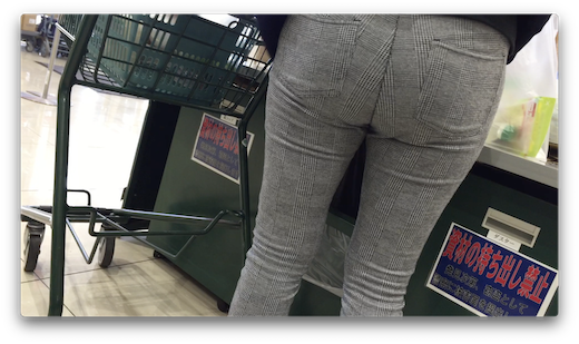 [Wife's butt] Checked tight pants, the shape of the ass is clear