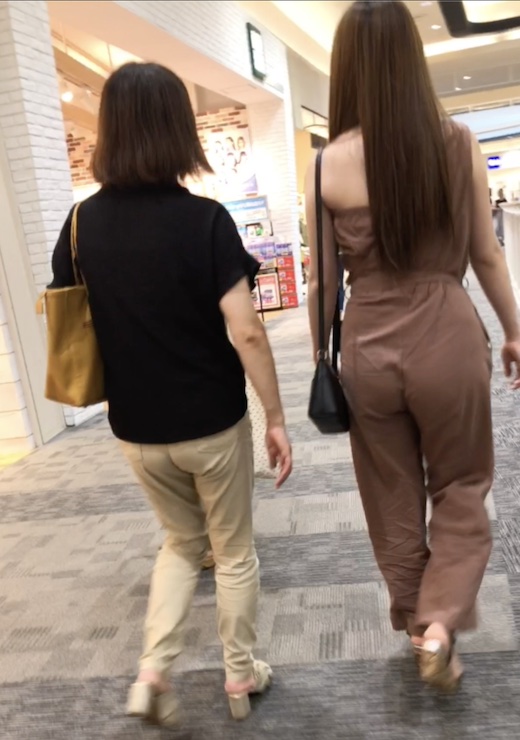 [Gal butt x 2] Beige all-in-one prep butt sways from side to side [...]