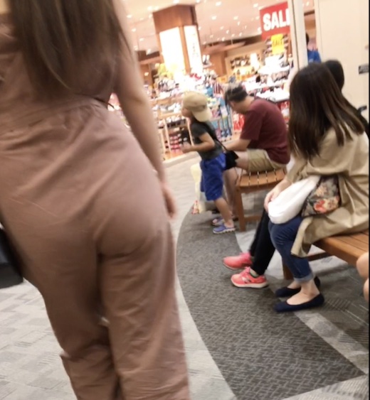 [Gal butt x 2] Beige all-in-one prep butt sways from side to side [...]