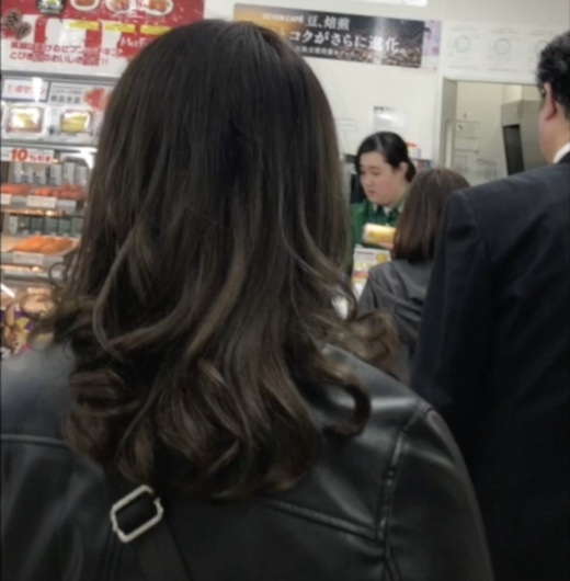 [Working lady denim butt] Waiting for the cashier at the convenience [...]